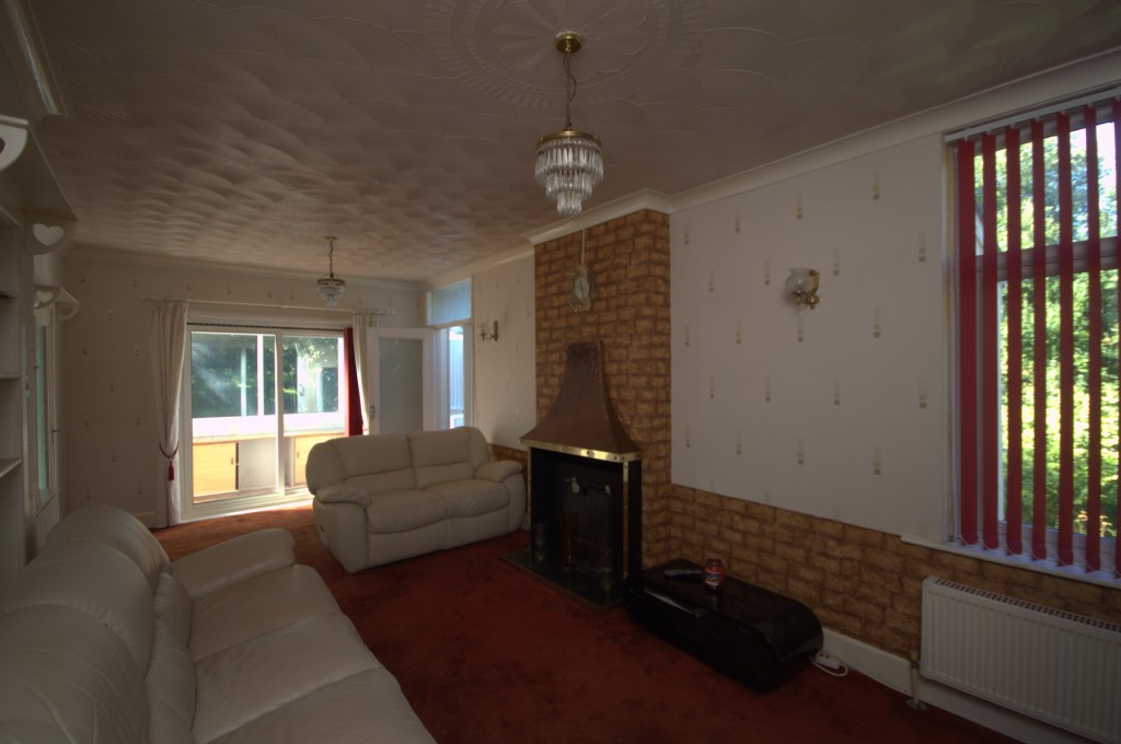 Lot: 107 - DETACHED BUNGALOW FOR IMPROVEMENT - Living room with fireplace